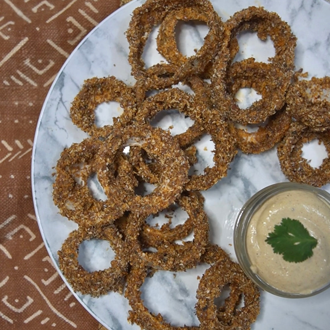 RAW Vegan Onion Rings Recipe *Crispy* 😱 (with the PERFECT dipping sauce!)